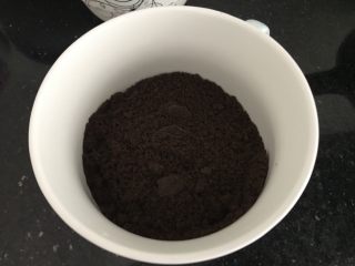 4、奥利奥蔓越莓奶酪蛋糕（免烤箱）,奥利奥饼干用料理机打碎，没有料理机可以用保鲜袋装着，擀面杖碾压哈