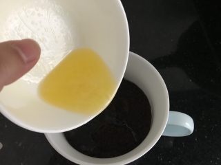 5、奥利奥蔓越莓奶酪蛋糕（免烤箱）,黄油隔热水融化或微波炉加热融化后，倒入奥利奥饼干碎里搅拌均匀