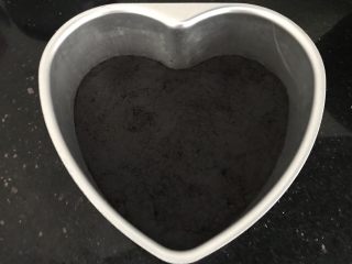 6、奥利奥蔓越莓奶酪蛋糕（免烤箱）,然后平整铺入模具底部，压实抹平，放入冰箱冷藏备用，冬天气温低可以免冷藏，但夏天气温高记得必须冷藏哟