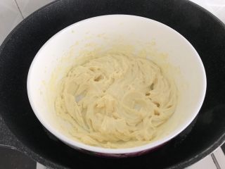 7、奥利奥蔓越莓奶酪蛋糕（免烤箱）,奶油好酪室温软化后，隔温水打发至微泛白体积呈蓬松状态