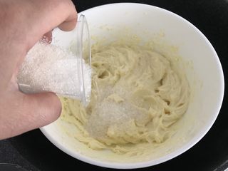 8、奥利奥蔓越莓奶酪蛋糕（免烤箱）,加入白糖80g，余10g后面淡奶油里用