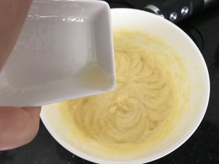 12、奥利奥蔓越莓奶酪蛋糕（免烤箱）,倒入奶油奶酪糊里