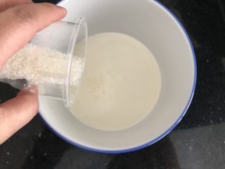 14、奥利奥蔓越莓奶酪蛋糕（免烤箱）,淡奶油倒入干净无水无油的碗里，加入白糖10g