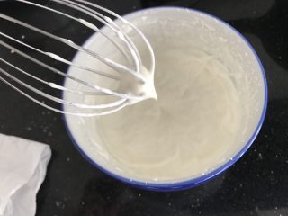 15、奥利奥蔓越莓奶酪蛋糕（免烤箱）,打发至浓稠拉起小弯尖