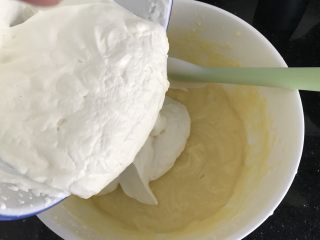 16、奥利奥蔓越莓奶酪蛋糕（免烤箱）,倒入到奶油奶酪糊里，搅拌融合均匀