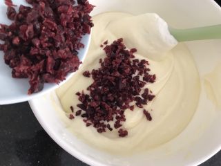 17、奥利奥蔓越莓奶酪蛋糕（免烤箱）,加入蔓越莓