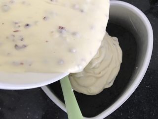 19、奥利奥蔓越莓奶酪蛋糕（免烤箱）,倒入铺有奥利奥饼干的模具里