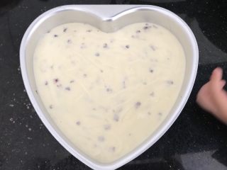 20、奥利奥蔓越莓奶酪蛋糕（免烤箱）,抹平表面，轻震2下排气泡，放入冰箱冷藏4小时以上