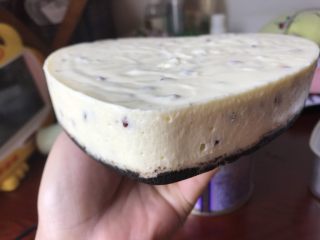 22、奥利奥蔓越莓奶酪蛋糕（免烤箱）,底部平稳垂直托出便完美脱模了