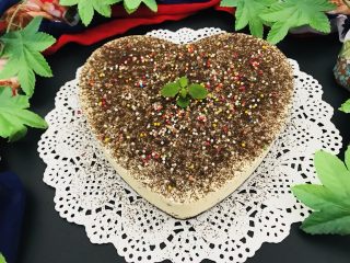 23、奥利奥蔓越莓奶酪蛋糕（免烤箱）,表面筛上一些奥利奥粉和糖珠点缀，装饰可以随意自行搭配哈