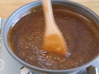 7、12m+话梅棒棒糖(宝宝辅食),糖汁沸腾,接着搅拌,这绝对是个体力活啊~