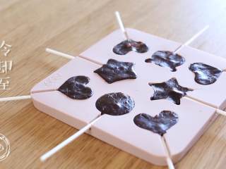 11、12m+话梅棒棒糖(宝宝辅食),都填满之后,冷却到完全凝固就可以脱模啦~(着急可以放冰箱加速冷却哈)