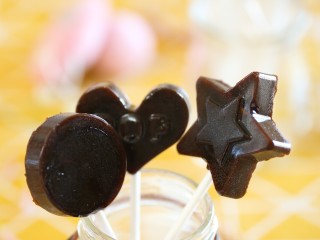 13、12m+话梅棒棒糖(宝宝辅食),脱模之后就可以给娃吃啦,红糖的也非常适合麻麻们吃奥,吃不完的可以用糖纸包起来,放到冰箱冷藏哈~