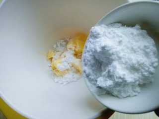 5、#万圣节#女巫手指饼干,再加入糖粉。