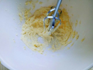 7、#万圣节#女巫手指饼干,启动电动打蛋器将黄油打发。