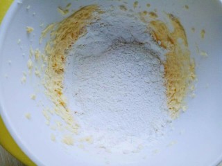 9、#万圣节#女巫手指饼干,筛入低筋面粉。