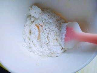 10、#万圣节#女巫手指饼干,用硅胶铲翻拌混合。