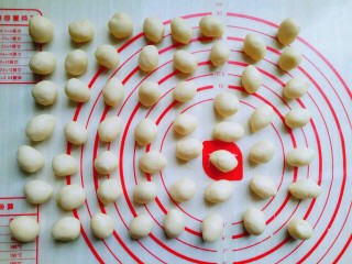 12、#万圣节#女巫手指饼干,静止后的面团分成约6 g的小圆球。