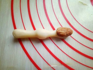 14、#万圣节#女巫手指饼干,再将杏仁沾上蛋液轻轻的按再指尖上，做指甲。