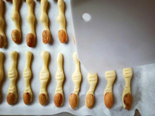 16、#万圣节#女巫手指饼干,用刮刀压出手指的纹路，如图。(刀背，叉子，勺子都可以)