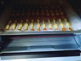 17、#万圣节#女巫手指饼干,烤箱170度预热5分钟，烤盘入烤箱中层，上下170度烤12-15分钟。注意观察颜色，具体时间根据自家烤箱性能另定。