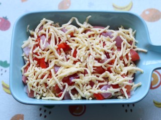 9、芝士焗年糕,可以一层年糕，一层马苏里拉芝士碎，一层洋葱西红柿彩椒，在放火腿片，口味自己看着办，多放点马苏里拉芝士碎很好吃