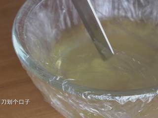 4、超详细马卡龙教程,用刀划开一个口子；