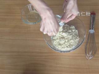 11、超详细马卡龙教程,再将杏仁粉倒进去；