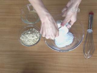 10、超详细马卡龙教程,准备一个稍微大点的容器，将糖粉倒进去；