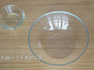 13、超详细马卡龙教程,另外再准备一个大点的容器，最好是锥形的，意思就是这个容器底部越小越好，方便后面混合蛋白霜的时候翻拌，容器底部面积太大不好翻拌；