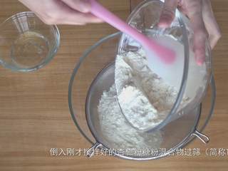 15、超详细马卡龙教程,将刚才用蛋抽稍微混合的杏仁粉糖粉（简称TPT），放进去过筛；