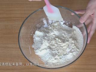 19、超详细马卡龙教程,用TPT将蛋清埋起来，以防风干，但不要搅拌，放一旁备用；