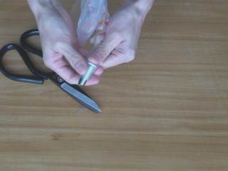 22、超详细马卡龙教程,放入裱花嘴；