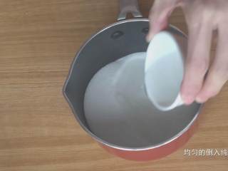 29、超详细马卡龙教程,接着倒入纯净水，倒均匀些，尽量淋遍所有细砂糖；