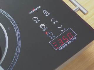 32、超详细马卡龙教程,我的电陶炉一共600，我一般调到350熬糖，相当于比中火稍微大一点点，用煤气的话也是这样，稍微比中火大一点点；