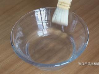 35、超详细马卡龙教程,建议用羊毛刷蘸水（最好是热水），因为熬的糖已经热了，你用冷水的话，怕是会影响实际温度的测试；