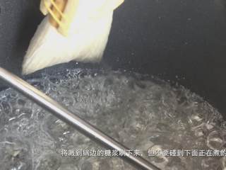 36、超详细马卡龙教程,小心翼翼将锅边的糖水刷下来，但不要碰到了锅底的糖浆，不小心碰到的话，就直接拿走毛刷，不要再用碰到锅底糖浆的毛刷去刷锅边了，这样等于把糖浆又刷到锅边了，后面会结晶的；