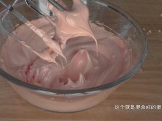 46、超详细马卡龙教程,这个是打好的蛋白霜，提起打蛋头，前端自然弯曲，后面是坚挺的状态，颜色很光亮，还带有粘性，因为混入了糖浆；