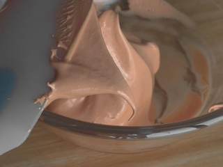 49、超详细马卡龙教程,打发好的蛋白霜观察，一定要做出合格的蛋白霜，除了后面的晾皮，烤箱温度问题，蛋白霜的状态就是最重要的了；