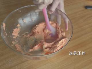 56、超详细马卡龙教程,这个搅拌手法就比较好理解了，压拌，顾名思义就是压着拌，将面糊从底部刮起来，由上向下压；
