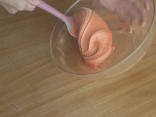 57、超详细马卡龙教程,翻拌用图片就不太好表达，大家可以快进到视频10分48秒的地方看看；