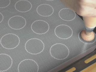 77、超详细马卡龙教程,将面糊挤在硅胶垫的圆圈内；