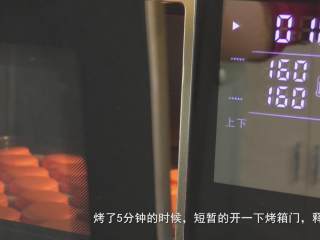 85、超详细马卡龙教程,烤了5分钟的时候，短暂的开一下烤箱门，释放蒸汽，也可以降低表面上色的风险；