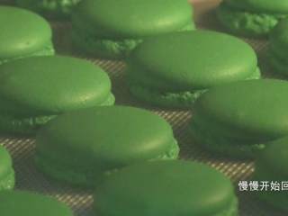 89、超详细马卡龙教程,回落的裙边，这个时候基本定型了；