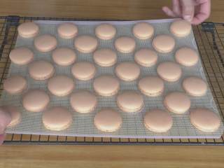 91、超详细马卡龙教程,出炉后的马卡龙要里立刻脱离烤盘，放晾架上，因为刚出炉的烤盘还有很高的温度，你直接放烤盘里的话，等于马卡龙饼身还在继续加热；