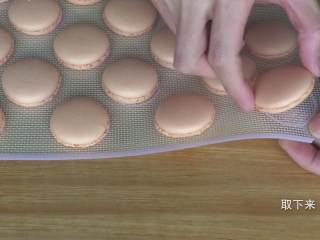 93、超详细马卡龙教程,冷却后的马卡龙饼身可以轻松脱离硅胶垫，如果你的完全冷却后还粘在垫子上，说明她还没完全熟，可以再继续烤一会儿，但一定要盯紧了，以免烤过头上色；