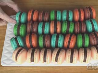 99、超详细马卡龙教程,更多马卡龙完成了，哈哈，看着五颜六色的她们，简直心花怒放；