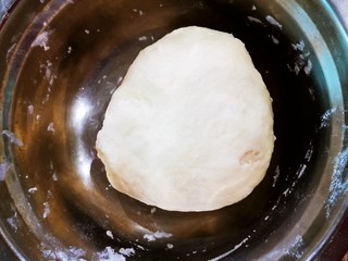 3、自制薄底披萨 味道绝了,下手揉成光滑的面团