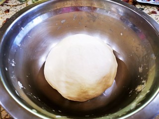 6、自制薄底披萨 味道绝了,直到揉成光滑的面团，多揉一下会更好吃