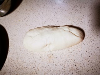 9、自制薄底披萨 味道绝了,拿出来放在案板上揉开排气